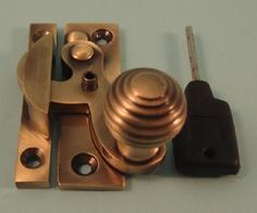 THD113L/AB Claw Fastener - Reeded Knob - Locking in Antique Brass